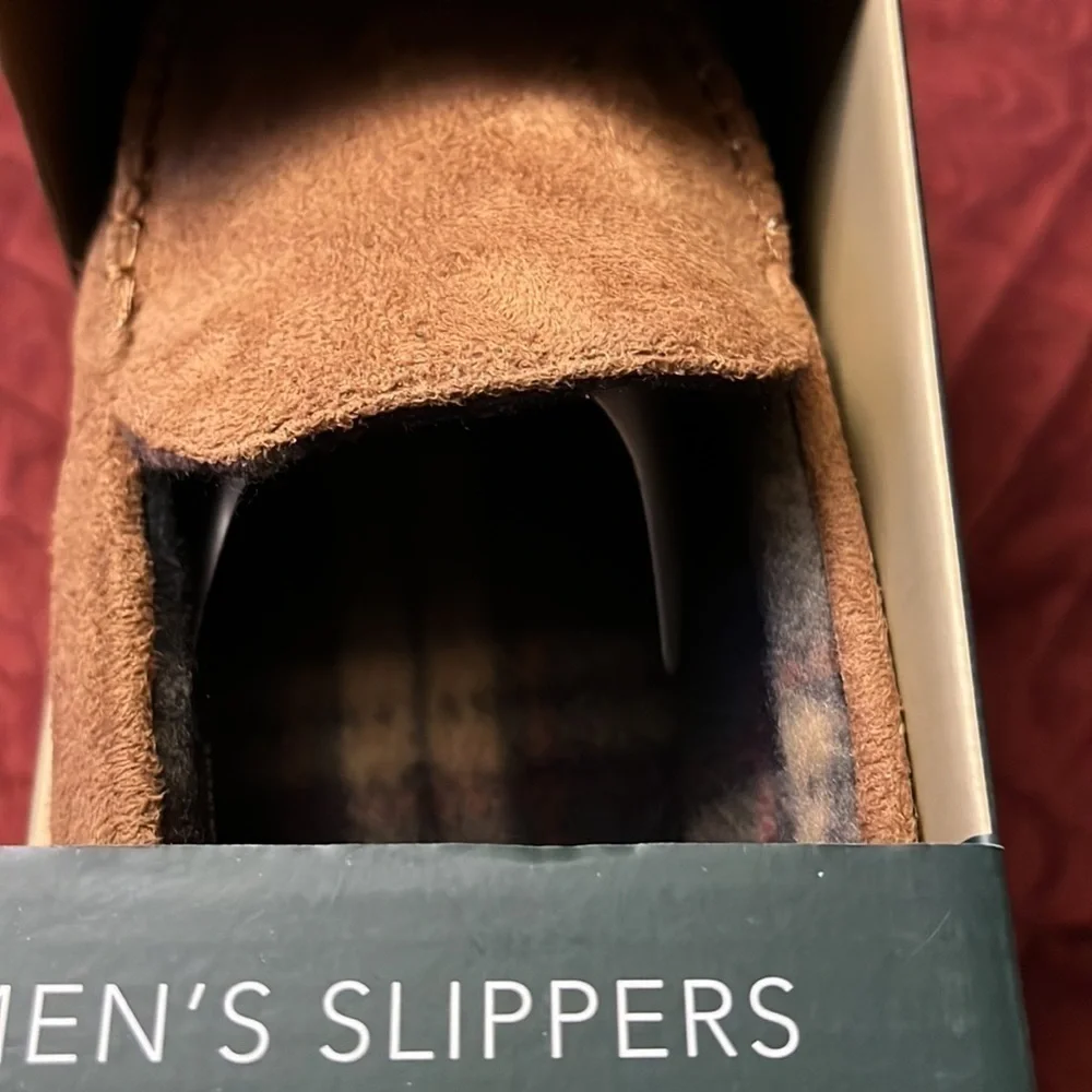 Gold toe Men’s slippers color brown size large (9.5-10.5) memory foam conform